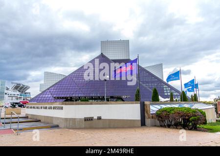 Cleveland, OH - USA - 12. September 2015 Horizontale Ansicht der Rock and Roll Hall of Fame, einem Museum und der Hall of Fame im Zentrum von Cleveland. Fokussiert Stockfoto