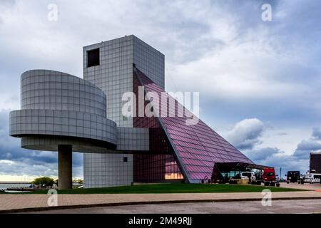 Cleveland, OH - USA - 12. September 2015 Horizontale Ansicht der Rock and Roll Hall of Fame, einem Museum und der Hall of Fame im Zentrum von Cleveland. Fokussiert Stockfoto