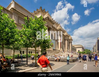 New York, NY - USA - 20. Juli 2018 Panoramablick auf Touristen vor dem historischen Metropolitan Museum of Art, 1000 Fifth Avenue, am Mus Stockfoto