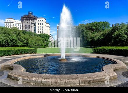 New York, NY - USA - 20. Juli 2018 View of Conservatory Garden's Single Central Fountain Jet vor dem symmetrischen Rasen, Teil des formellen gard Stockfoto