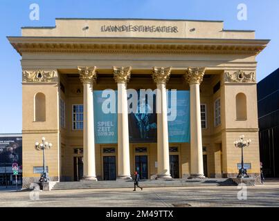 Innsbruck, Österreich - 9. Januar 2020: Blick auf das Tiroler Landestheater Innsbruck oder das Tiroler Staatstheater, Haupteingang oder Fassade in der Altstadt Stockfoto