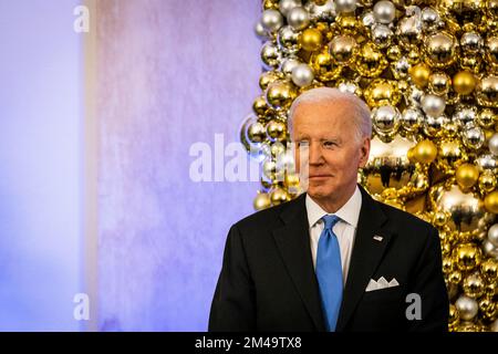 US-Präsident Joe Biden veranstaltet am 19. Dezember 2022 im Grand Foyer des Weißen Hauses in Washington, DC, einen Hanukka-Feiertagsempfang. Stockfoto