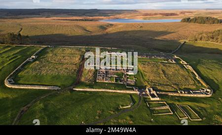 Ein Luftblick auf die Überreste einer Hilfspforte an der Hadrianswand, Housesteads Roman Fort, in Northumberland, England, inmitten eines grünen Feldes Stockfoto