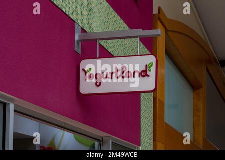Houston, Texas, USA - 6. März 2022: Ein Yogurtland Store-Schild an einem Einkaufszentrum. Stockfoto