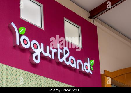 Houston, Texas, USA - 6. März 2022: Ein Yogurtland-Ladenschild in einem Einkaufszentrum. Stockfoto