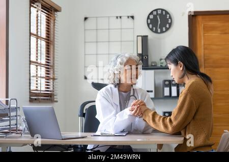 Oberarzt halten Hand der weiblichen Patientin Trost geben, Gesundheitsfürsorge Sympathie ausdrücken, medizinische Hilfe Vertrauen Unterstützung ermutigen unfruchtbaren Patienten zu beruhigen Stockfoto