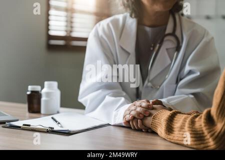 Nahaufnahme Arzt halten Hand des Patienten geben Komfort, drücken Gesundheitsfürsorge Sympathie, medizinische Hilfe Vertrauen Unterstützung ermutigen unfruchtbaren Patienten bei Stockfoto