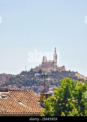 Die berühmte Basilique Notre-Dame de la Garde auf einem Hügel in Marseille, Frankreich Stockfoto