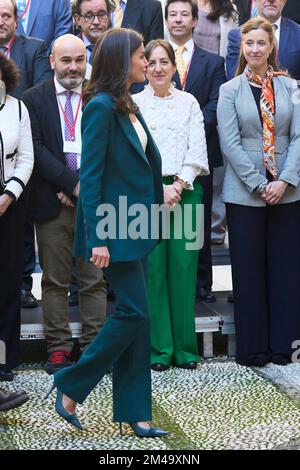 Granada, Andalusien, Spanien. 19.. Dezember 2022. KÖNIGIN LETIZIA von Spanien leitete das jährliche Direkttreffen des Cervantes-Instituts im Royal Hospital, dem Hauptsitz des Rektorats der Universität Granada. Wie üblich hat der Fashionista ein ausgezeichnetes Paar Absätze. Das Institut und seine Arbeitsweise waren schon immer ein sehr aktiver Teil der königlichen Agenda von Letizia. Diese Woche könnte Königin Letizias letzte Arbeitswoche im Jahr 2022 sein. Die Königin hat noch ein paar Termine für diese Woche. Aber nächste Woche wird die Familie zu Weihnachten und Neujahr in Rente gehen. (Kreditbild: Stockfoto