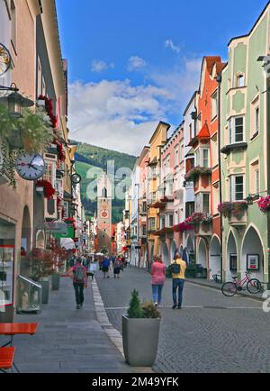 Sterzing. Neue Stadtstraße im historischen Zentrum. Stockfoto