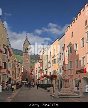 Sterzing. Neue Stadtstraße im historischen Zentrum. Stockfoto