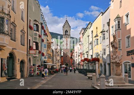 Sterzing. Neue Stadtstraße im historischen Zentrum. Stockfoto