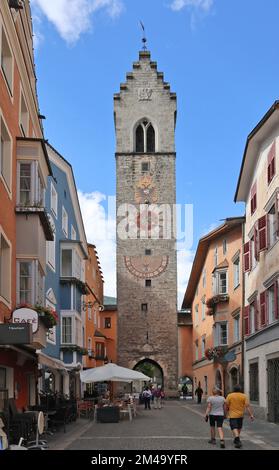 Der Zwölferturm in Sterzing. Neue Stadtstraße im historischen Zentrum. Stockfoto