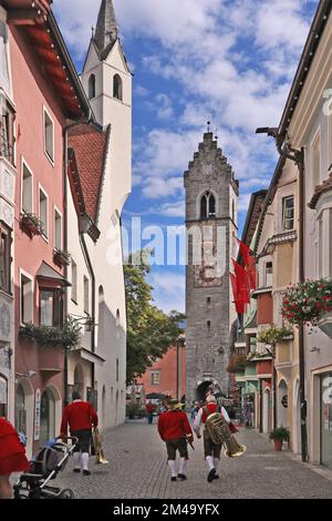 Sterzing. Der Zwölferturm in der Altstadtstraße im historischen Zentrum. . Stockfoto