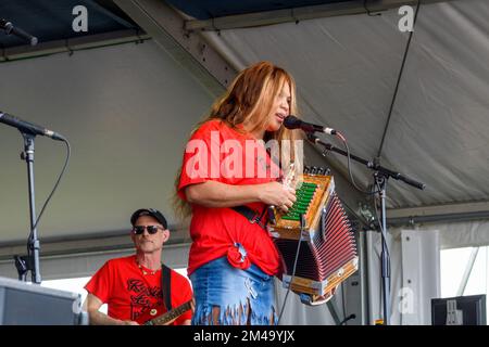 NEW ORLEANS, LA, USA - 29. APRIL 2022: Rosie Ledet spielt Akkordeon und singt auf der Fais Do Do Bühne beim New Orleans Jazz and Heritage Festival Stockfoto