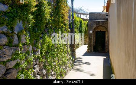 April 20 2022 - Positano Italien eine Stadt mit sehr engen Gassen wie einem Labyrinth, das die Amalfiküste auf und ab führt Stockfoto