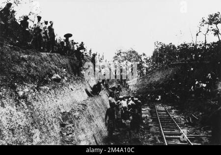 Birma/Myanmar: Tamilen arbeiten ​​at Bau der Burma Railway (Thai-Birma Railway), die 415 km (258 Meilen) zwischen Ban Pong, Thailand, und Thanbyuzayat, Birma, verlief. Foto aus der Bibliothek der Universität Leiden (CC BY 4,0 Lizenz). Etwa 180.000 zivile Sklavenarbeiter aus Asien und 60.000 alliierte Kriegsgefangene wurden in Thanbyuzayat von den Japanern festgehalten und gezwungen, die Burma-Eisenbahn (von den Insassen als „Todeseisenbahn“ bezeichnet) zwischen Bangkok, Thailand und Rangun (Rangun), Birma, zu bauen. Von diesen starben rund 90.000 asiatische zivile Arbeiter und 12.399 alliierte Kriegsgefangene infolge von Hungertod und Erschöpfung Stockfoto