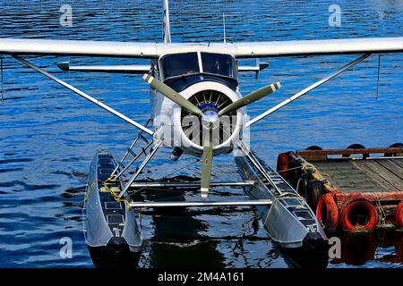 Ein Wasserflugzeug, das an einen Kai auf Salt Spring Island gefesselt ist. Stockfoto