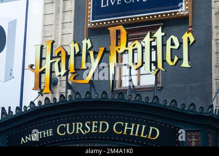 Toronto, ONTARIO, Kanada - 18. Dezember 2022: Harry Potter und das verfluchte Kind auf dem Dach des Theaters in Toronto, Kanada Stockfoto