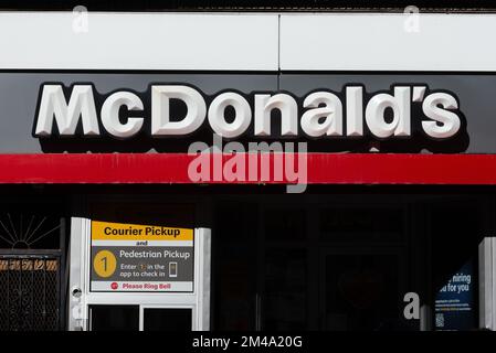 Toronto, ON, Kanada - 17. Dezember 2022: McDonald's Corporation ist eine multinationale amerikanische Fast-Food-Kette, die 1940 als Restaurant gegründet wurde Stockfoto