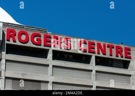 Toronto, ON, Kanada – 17. Dezember 2022: Rogers Centre ist ein Mehrzweck-Dachstadion mit einziehbarem Dach in Downtown Toronto, Ontario, Kanada Stockfoto