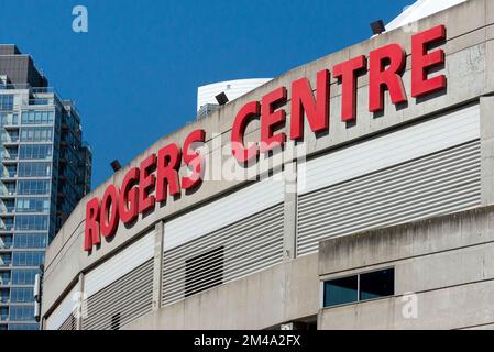 Toronto, ON, Kanada – 17. Dezember 2022: Rogers Centre ist ein Mehrzweck-Dachstadion mit einziehbarem Dach in Downtown Toronto, Ontario, Kanada Stockfoto