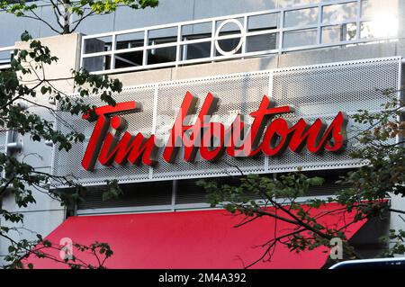 Toronto, ON, Kanada - 08. Dezember 2022: Tim Hortons Inc., allgemein unter dem Spitznamen Tim's oder Timmie's, ist ein kanadisches multinationales Kaffeehaus und Restaurant Stockfoto