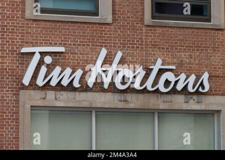 Toronto, ON, Kanada - 08. Dezember 2022: Tim Hortons Inc., allgemein unter dem Spitznamen Tim's oder Timmie's, ist ein kanadisches multinationales Kaffeehaus und Restaurant Stockfoto