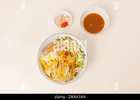 Bun mam nem, vietnamesische Reisnudeln mit Schweinefleisch und fermentierter Sardellen-Dip-Sauce, vietnamesische Speisen isoliert auf weißem Hintergrund, Draufsicht Stockfoto