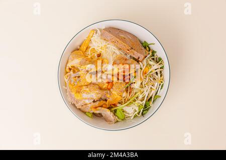 Bun mam nem, vietnamesische Reisnudeln mit Schweinefleisch und fermentierter Sardellen-Dip-Sauce, vietnamesische Speisen isoliert auf weißem Hintergrund, Draufsicht Stockfoto