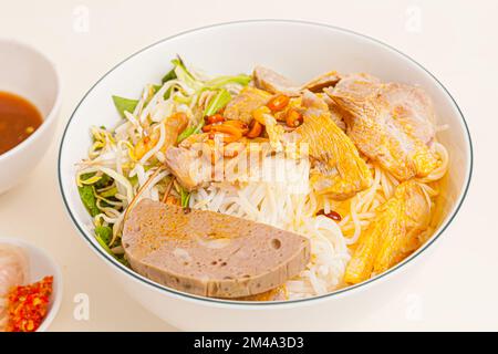 Bun mam nem, vietnamesische Reisnudeln mit Schweinefleisch und fermentierter Sardellen-Dip-Sauce, vietnamesische Speisen isoliert auf weißem Hintergrund, Nahaufnahme Stockfoto