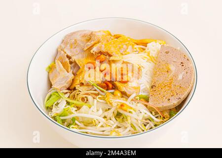 Bun mam nem, vietnamesische Reisnudeln mit Schweinefleisch und fermentierter Sardellen-Dip-Sauce, vietnamesische Speisen isoliert auf weißem Hintergrund, Nahaufnahme Stockfoto