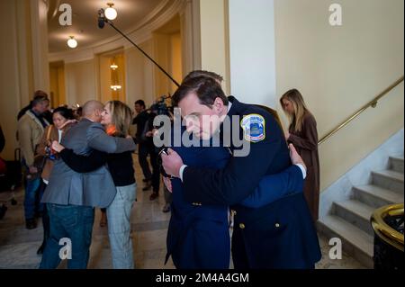 Washington, DC, USA, 19. Dezember 2022. Ehemaliger Hauptfeldwebel Aquilino Gonell, links, wird von der US-Vertreterin Madeleine Dean (Demokrat von Pennsylvania), zweiter von links, begrüßt, während Metropolitan Police Officer Daniel Hodges, rechts, vom US-Repräsentanten Adam Kinzinger (Republikaner von Illinois), zweiter von rechts, umarmt wird. Nach dem zehnten Tag des United States House Select Committee geht er zur Untersuchung des Angriffs auf das US Capitol Hearing am 19. Dezember 2022 am Capitol Hill in Washington, DC am 6.. Januar. Der Sonderausschuss des Hauses, der die Untersuchung der durchführt Stockfoto