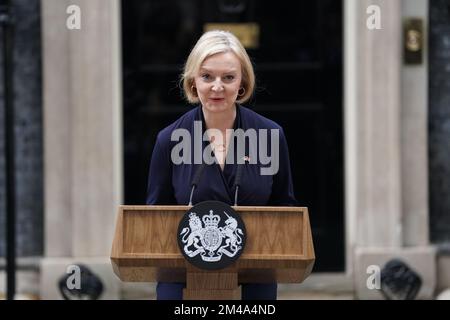 PA REVIEW OF THE YEAR 2022 File photo dated 20/10/22 - Premierministerin Liz Truss gibt eine Erklärung vor 10 Downing Street, London ab, wo sie ihren Rücktritt als Premierministerin bekannt gab. Ausgabedatum: Dienstag, 20. Dezember 2022. Stockfoto