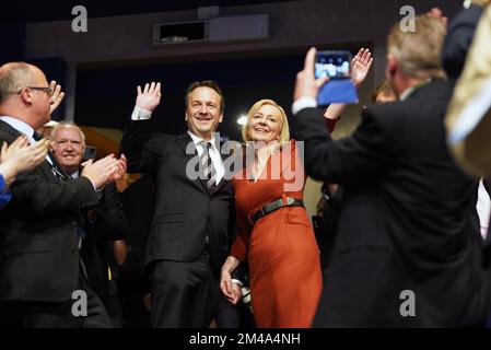 PA REVIEW OF THE YEAR 2022 File photo dated 05/10/22 - Premierministerin Liz Truss mit ihrem Ehemann Hugh O'Leary nach ihrer Grundsatzrede auf der Conservative Party Annual Conference im International Convention Centre in Birmingham. Ausgabedatum: Dienstag, 20. Dezember 2022. Stockfoto