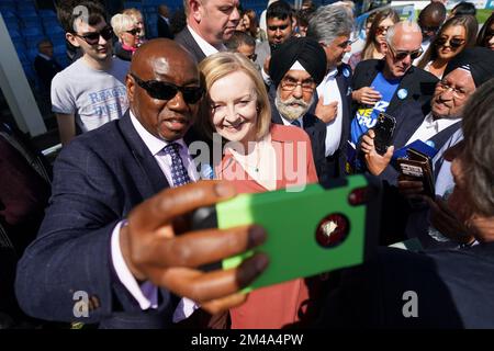 PA REVIEW OF THE YEAR 2022 File photo dated 06/08/22 - Liz Truss at a Event at Solihull Moors FC, as part of the Campaign to be Leader of the Conservative Party and the next Premier minister. Ausgabedatum: Dienstag, 20. Dezember 2022. Stockfoto