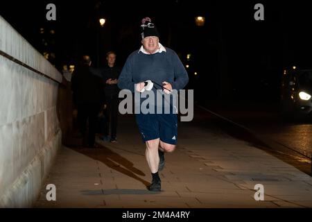 PA REVIEW OF THE YEAR 2022 File photo dated 26/01/22 - Premierminister Boris Johnson Jogging in Central London. Der Premierminister wird weitere Fragen zu einer polizeilichen Untersuchung von Partygate haben, da Nr. 10 sich auf die Vorlage von Sue Grays Bericht über mögliche Sperrverstöße vorbereitet. Ausgabedatum: Dienstag, 20. Dezember 2022. Stockfoto