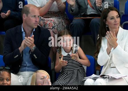 PA REVIEW OF THE YEAR 2022 File photo dated 02/08/22 - The Duke and Duchess of Cambridge with Princess Charlotte of Cambridge at Sandwell Aquatics Centre am 5. Tag der Commonwealth Games 2022 in Birmingham. Ausgabedatum: Dienstag, 20. Dezember 2022. Stockfoto