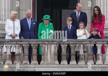 DURCHSICHT DES JAHRES 2022 Akte Foto vom 05.06/22 - Herzogin von Cornwall, Prinz von Wales, Königin Elizabeth II., Prinz George, Herzog von Cambridge, Prinzessin Charlotte, Prinz Louis, Und die Herzogin von Cambridge erscheint auf dem Balkon des Buckingham Palace am Ende des Platinum Jubilee Pageant, am vierten Tag der Platinum Jubilee Feier. Ausgabedatum: Dienstag, 20. Dezember 2022. Stockfoto