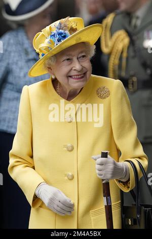 PA REVIEW OF THE YEAR 2022 File photo dated 17/05/22 - Queen Elizabeth II at Paddington Station in London, to complete of London's Crossrail project. Ausgabedatum: Dienstag, 20. Dezember 2022. Stockfoto