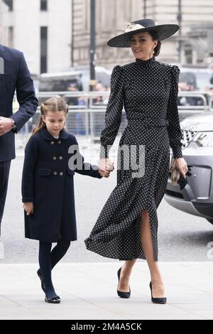 PA REVIEW OF THE YEAR 2022 File photo dated 29/03/22 - The Duchess of Cambridge and Princess Charlotte Arriving for a Service of Thanksgiving for the Life of the Duke of Edinburgh, in Westminster Abbey in London. Ausgabedatum: Dienstag, 20. Dezember 2022. Stockfoto