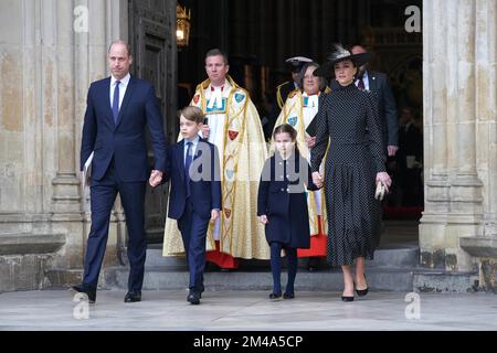 PA REVIEW OF THE YEAR 2022 File photo dated 29/03/22 - The Duke and Duchess of Cambridge, Prince George, Princess Charlotte leaving after a Service of Thanksgiving for the Life of the Duke of Edinburgh, in Westminster Abbey in London. Ausgabedatum: Dienstag, 20. Dezember 2022. Stockfoto