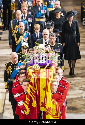 DURCHSICHT DES JAHRES 2022 Akte Foto vom 19/09/22 - King Charles III., The Queen Consort, The Princess Royal, Vice Admiral Sir Tim Laurence, der Herzog von York, der Graf von Wessex, die Gräfin von Wessex, der Prinz und Prinzessin von Wales, Prinz George, Prinzessin Charlotte, Der Herzog und die Herzogin von Sussex, Peter Phillips (verdeckt) und der Graf von Snowdon (hinten rechts) folgen hinter dem Sarg von Königin Elisabeth II., der im Königlichen Standard mit der Krone des kaiserlichen Staates und der Kugel und dem Zepter des Herrschers bedeckt ist. Wie es von Westminster Abbey nach ihrem Staatsbegräbnis ausgeführt wird. Ausgabedatum: Dienstag Stockfoto