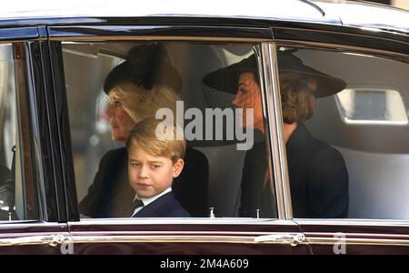 PA REVIEW OF THE YEAR 2022 File photo dated 19/09/22 - Prince George, The Queen Consort and the Princess of Wales fahren nach der Staatsbeerdigung von Queen Elizabeth II. In Westminster Abbey, London, in einem Auto ab. Ausgabedatum: Dienstag, 20. Dezember 2022. Stockfoto