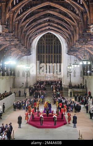 DURCHSICHT DES JAHRES 2022 Akte Foto vom 16.09/22 - König Karl III., Prinzessin Royal, Herzog von York und Graf von Wessex halten eine Nachtwache neben dem Sarg ihrer Mutter, Königin Elizabeth II., da sie im Staat auf der Katafalk in Westminster Hall liegt, Im Palast von Westminster, London. Ausgabedatum: Dienstag, 20. Dezember 2022. Stockfoto