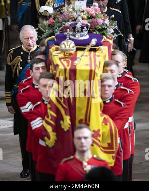 DURCHSICHT DES JAHRES 2022 Akte Foto vom 19.09/22 - König Karl III. Und Mitglieder der königlichen Familie folgen hinter dem Sarg von Königin Elizabeth II., bedeckt im Königlichen Standard mit der kaiserlichen Staatskrone und der Kugel und dem Zepter des Herrschers, Wie es von Westminster Abbey nach ihrem Staatsbegräbnis ausgeführt wird. Ausgabedatum: Dienstag, 20. Dezember 2022. Stockfoto