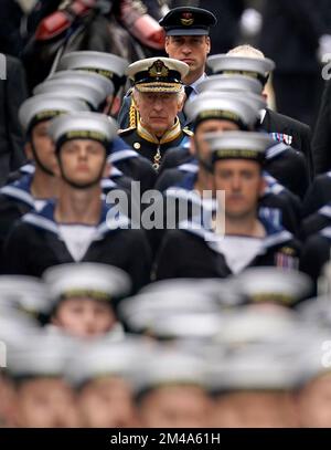 DURCHSICHT DES JAHRES 2022 Akte Foto vom 19.09/22 - König Karl III. Folgt der Staatskunstwagen, da sie den Sarg von Königin Elizabeth II. Trägt, mit der Kaiserlichen Staatskrone und der Kugel und dem Zepter des Herrschers, In der Zeremonialprozession während ihrer Staatsbeerdigung in Westminster Abbey. Ausgabedatum: Dienstag, 20. Dezember 2022. Stockfoto