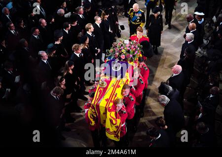 DURCHSICHT DES JAHRES 2022 Akte Foto vom 19.09/22 - König Karl III. Und die Gemahlin der Königin folgen dem Sarg von Königin Elizabeth II., während er für ihre Einberufung in die St. George's Chapel in Windsor Castle, Berkshire, gebracht wird. Ausgabedatum: Dienstag, 20. Dezember 2022. Stockfoto