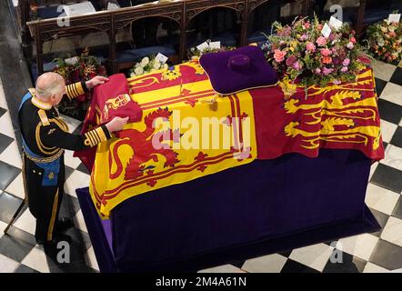 PA REVIEW OF THE YEAR 2022 File Photo dated 19/09/22 - King Charles III setzt die Farbe des königlichen Kompanielagers der Grenadiergarde auf den Sarg beim Committal Service für Queen Elizabeth II, der in der St. George's Chapel in Windsor Castle, Berkshire, stattfindet. Ausgabedatum: Dienstag, 20. Dezember 2022. Stockfoto