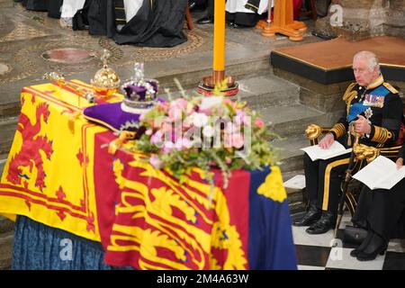 DURCHSICHT DES JAHRES 2022 Akte Foto vom 19.09/22 - König Karl III. Und die Gemahlin vor dem Sarg von Königin Elizabeth II. Während ihrer Staatsbeerdigung in der Abbey in London. Ausgabedatum: Dienstag, 20. Dezember 2022. Stockfoto